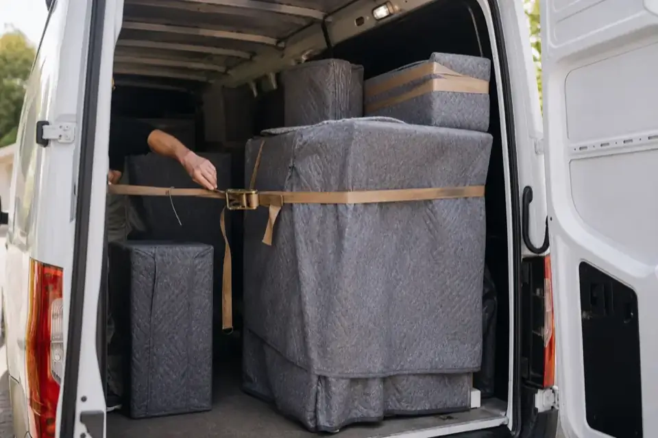 Small household load secured once in the same van for long-distance delivery