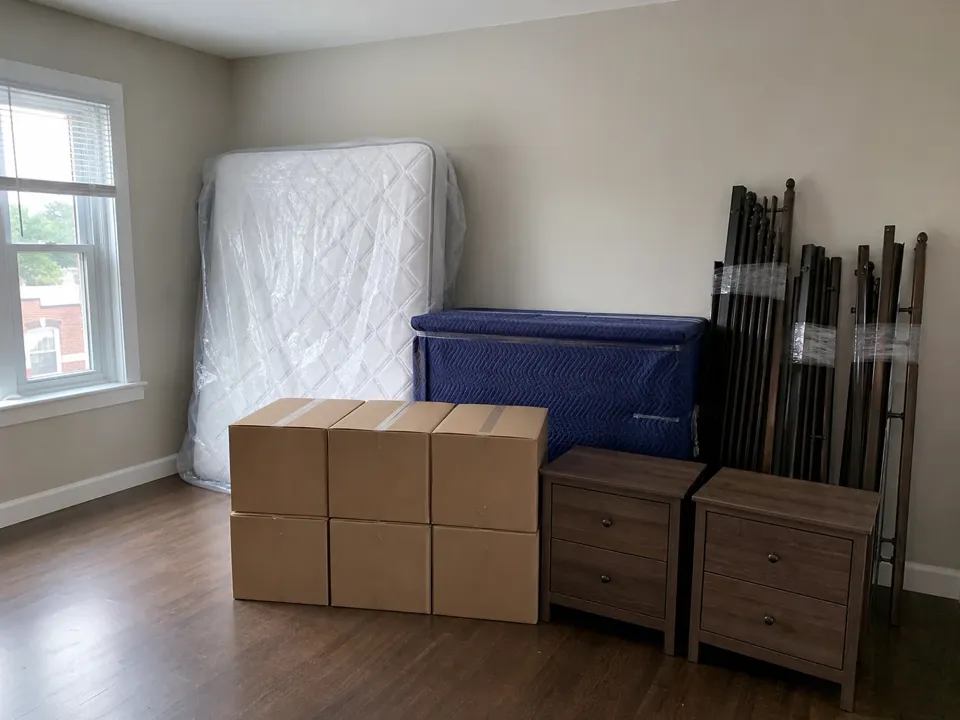 Bedroom small load held in short-term storage between New York and Florida move dates